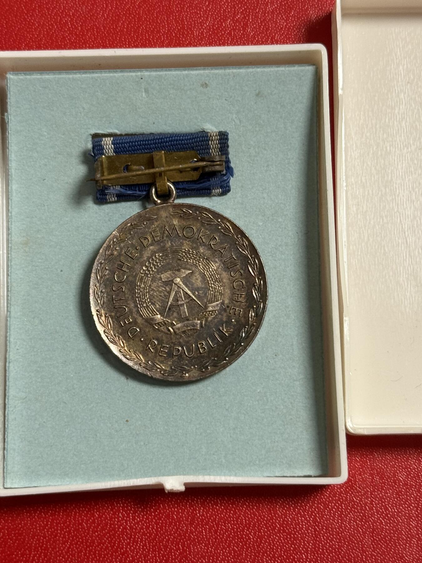 韵星假日军品类拍卖第50期 民主德国银级斐斯泰洛齐奖章带原盒