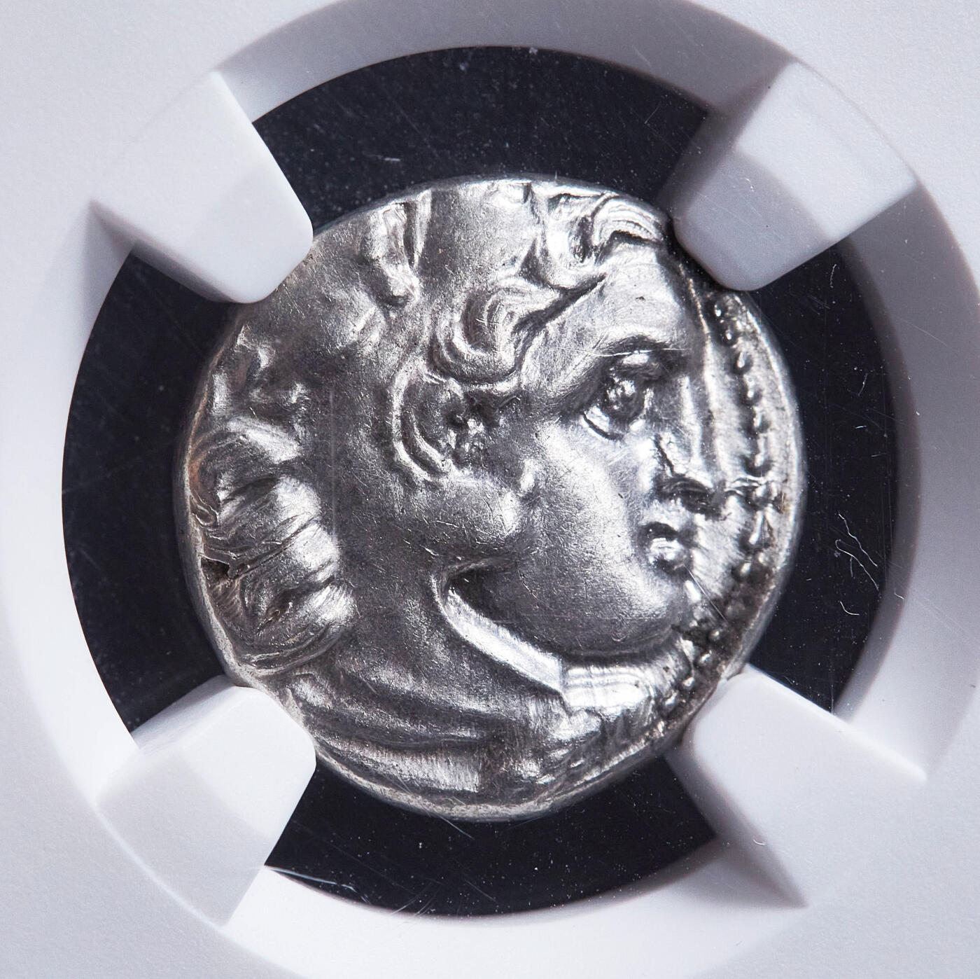 【俄甄集藏】2026年(050)04-01星期三 晚 19:30 全场包邮 古希腊马其顿王国公元前356年-前323年6月亚历山大大帝1德拉克马大力神银币，NGC AU，正面大力神赫拉克勒斯狮皮盔面右像，背面宙斯托鹰面左坐像，保存尚佳，底光犹存