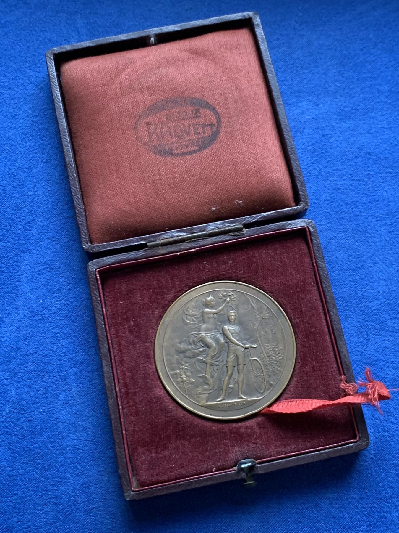 《竞宝斋》第475场 周日，周一 2场连拍 （全场包邮）欢迎送拍 法国圣阿德雷斯旅游促进协会纪念铜章 32.8克 41.3mm 三角铜标 带盒