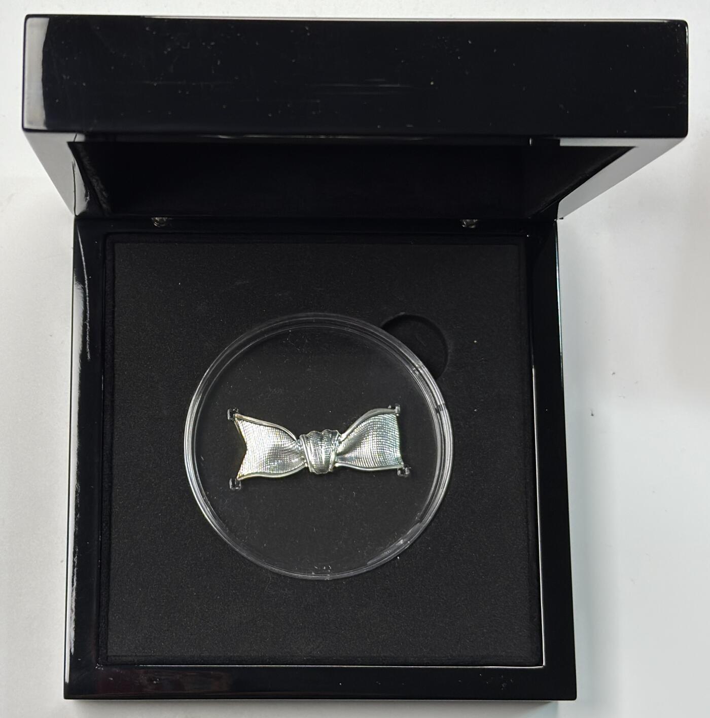 S&S Numismatic世界钱币-拍卖 第123期  法国2021年 法兰西瑰宝-迪奥蝴蝶结75周年 10欧元异形纪念精制银币 有盒无证 塑料壳子小裂