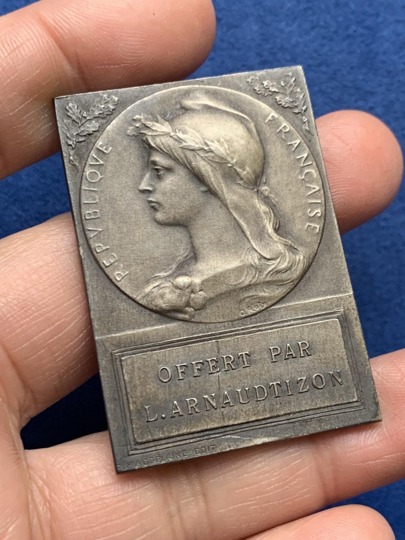 《竞宝斋》第475场 周日，周一 2场连拍 （全场包邮）欢迎送拍 玛丽安娜女神方型镀银铜章 41.2克 35*50.3mm 三角铜标 带盒 细节见图