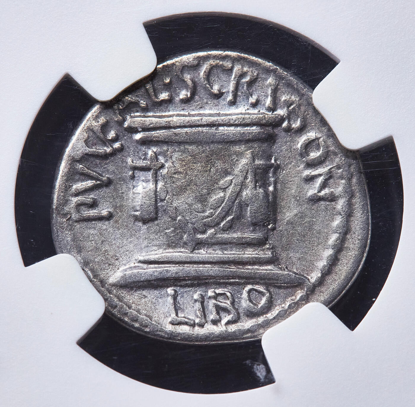 【俄甄集藏】2026年(050)04-01星期三 晚 19:30 全场包邮 古罗马共和国公元前62年和谐女神1第纳尔银币，NGC ChF(Str 5/5, Sur 2/5)，正面和谐女神披纱像，背面是井栏，装饰有竖琴和月桂枝，直径20mm，重3.81克