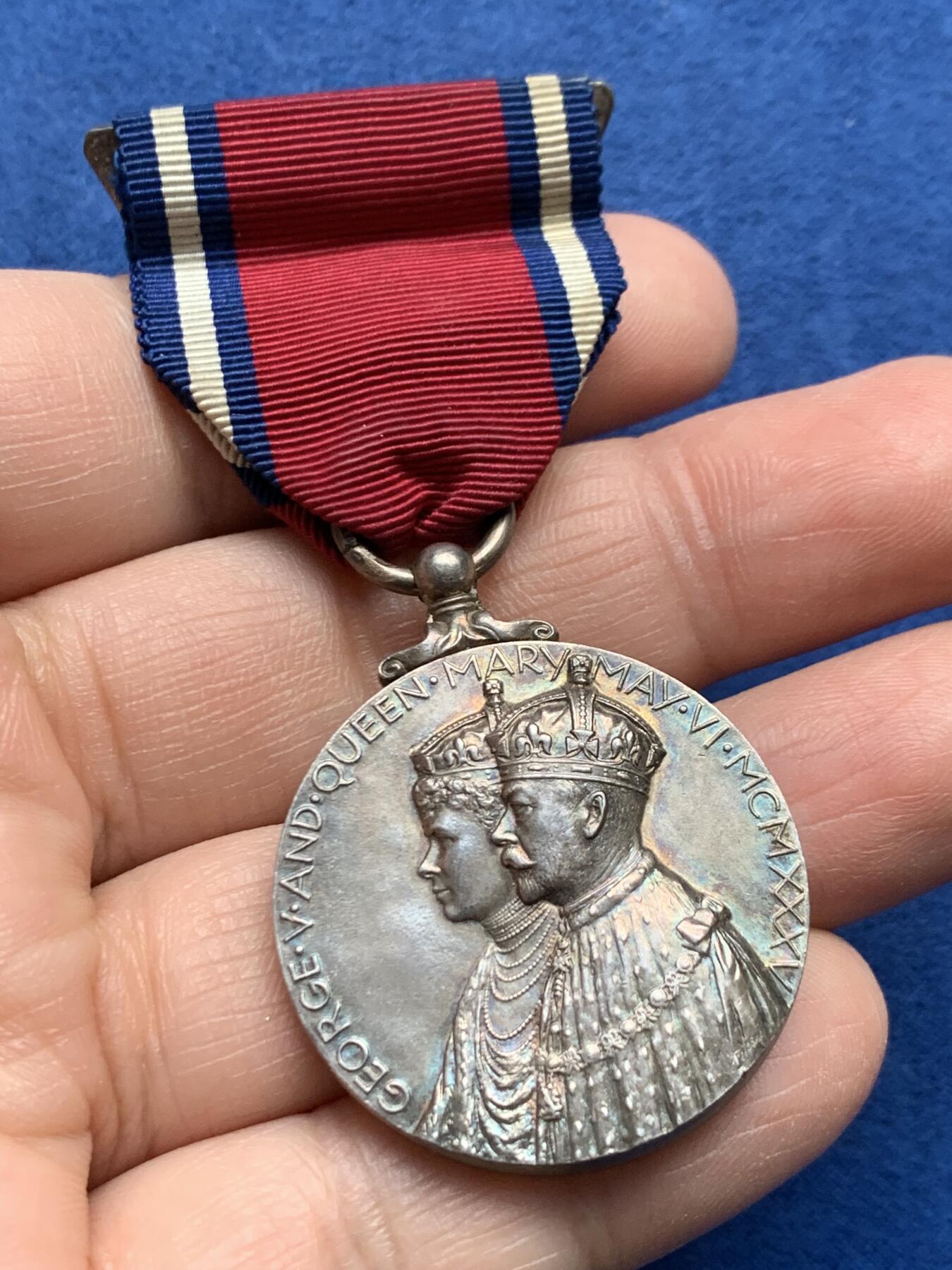 《竞宝斋》第475场 周日，周一 2场连拍 （全场包邮）欢迎送拍 英国1935年乔治五世登基25周年银禧纪念章，925银制，高浮雕，五彩包浆极美，带三色绶带，总重约32.7克。