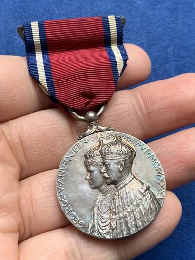 《竞宝斋》第475场 周日，周一 2场连拍 （全场包邮）欢迎送拍 - 英国1935年乔治五世登基25周年银禧纪念章，925银制，高浮雕，五彩包浆极美，带三色绶带，总重约32.7克。