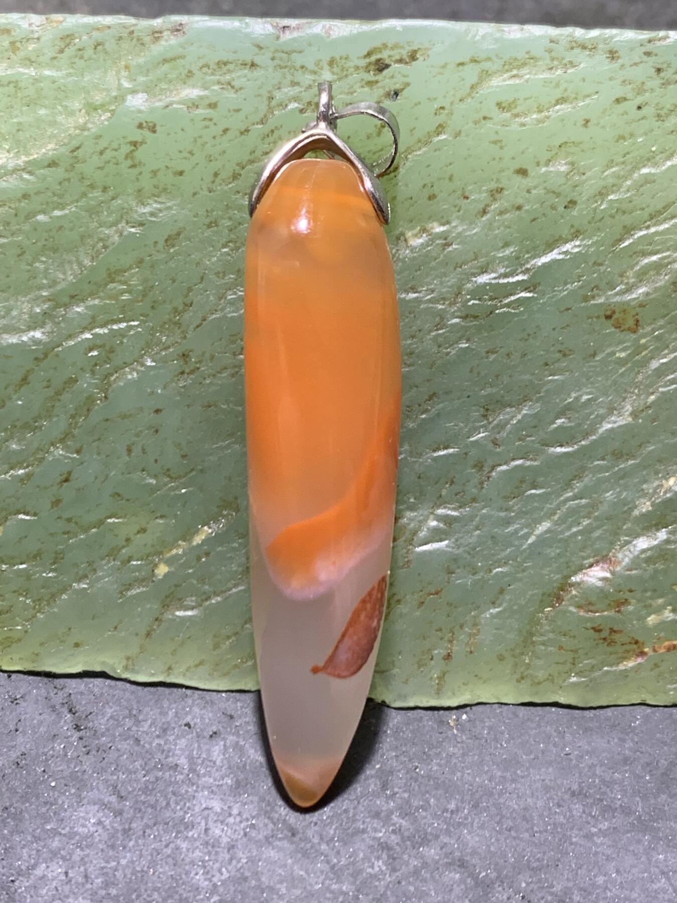 南红玛瑙荔枝冻飘火焰纹随形牙通货吊坠一个，