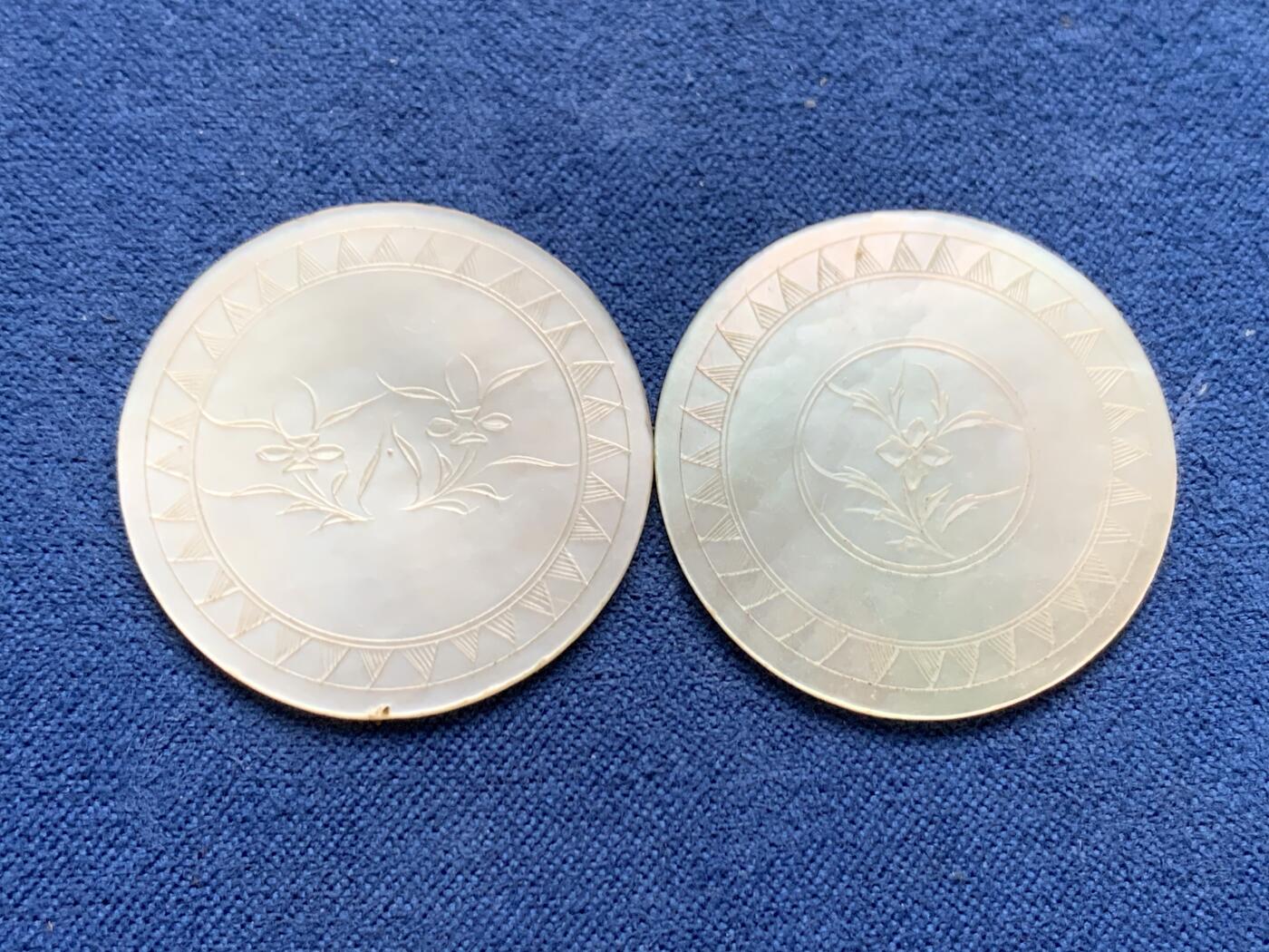 《竞宝斋》第475场 周日，周一 2场连拍 （全场包邮）欢迎送拍 英国一线回流清螺钿贝母筹码2枚1对，椭圆形，珠光水润，精雕，花卉满工。