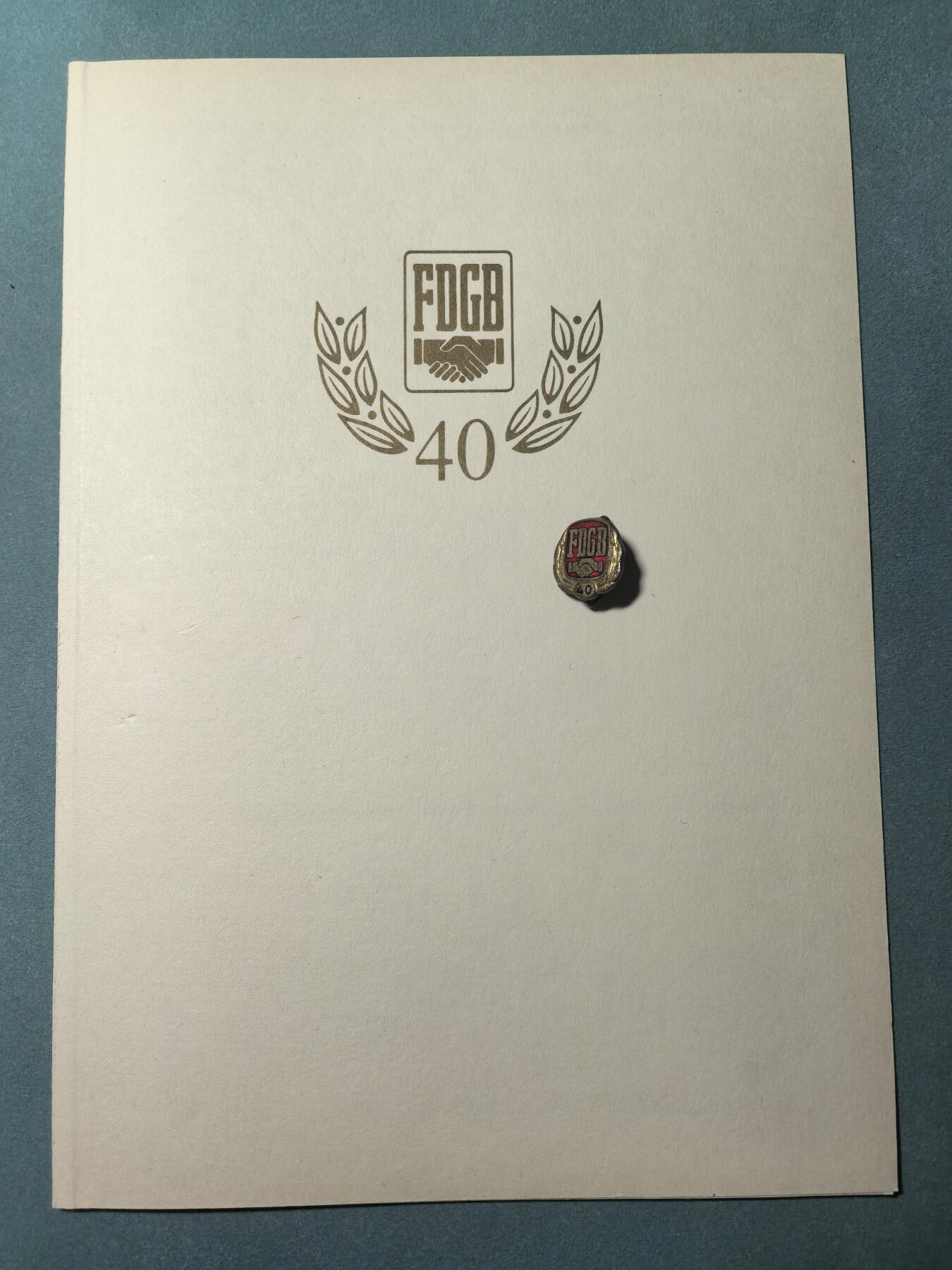 盛世勋华——号角文化勋章邮票专场拍卖第311期 东德德意志妇女联盟（DFD）会员伊尔姆加德·斯特恩所获荣誉 自由德国工会联合会（DFGB）40年荣誉会员证章 带1985年实发证书