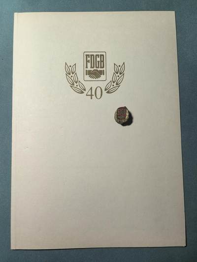 盛世勋华——号角文化勋章邮票专场拍卖第311期 - 东德德意志妇女联盟（DFD）会员伊尔姆加德·斯特恩所获荣誉 自由德国工会联合会（DFGB）40年荣誉会员证章 带1985年实发证书