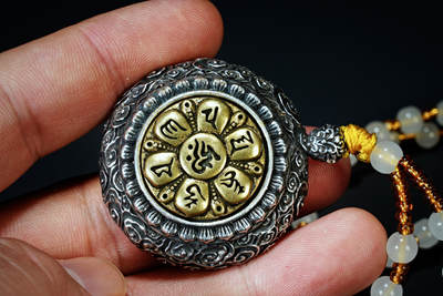 上海都达杂项专场102【全场包邮】  藏银镶嵌生肖虎转运牌（能转动）连玛瑙链子94-166