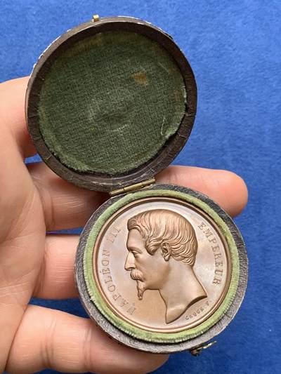 《竞宝斋》第475场 周日，周一 2场连拍 （全场包邮）欢迎送拍 - 法国1859年拿破仑三世铜章 33.5克 41.2mm 手指铜标 带盒