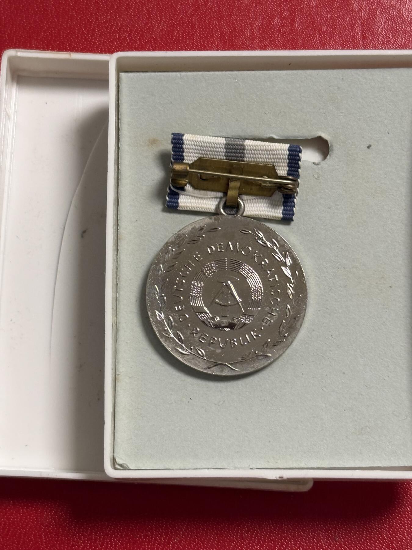 韵星假日军品类拍卖第50期 民主德国银级卫生与公共医疗忠诚服务奖章带原盒
