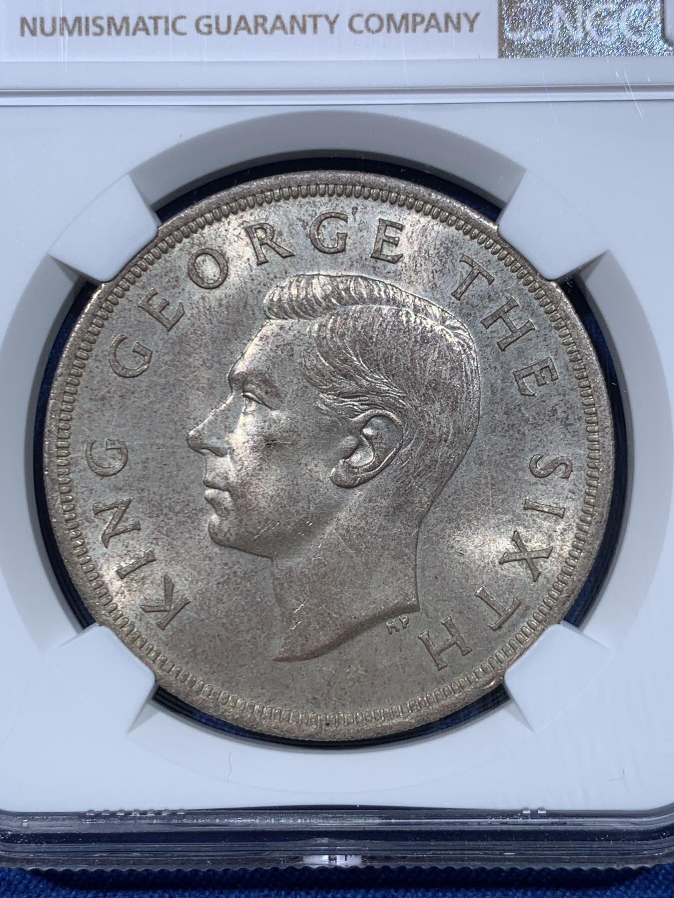 《竞宝斋》第475场 周日，周一 2场连拍 （全场包邮）欢迎送拍 NGC MS64 新西兰1949年乔治六世皇家访问1克朗纪念银币，淡灰包浆，微光闪烁。