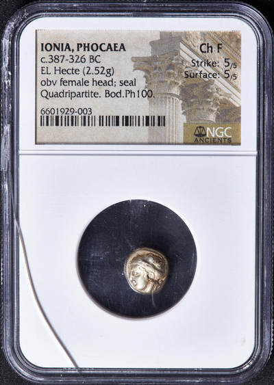 【俄甄集藏】2026年(050)04-01星期三 晚 19:30 全场包邮 - 古希腊爱奥尼亚地区福基亚城公元前387-前326年伊娥头像琥珀金币，NGC ChF(Str 5/5, Sur 5/5)，双5满分币，正面伊娥头像，背面是四格戳记，直径：11mm，重：2.52克，琥珀金极少有双五满分的，盒体有裂，见详图