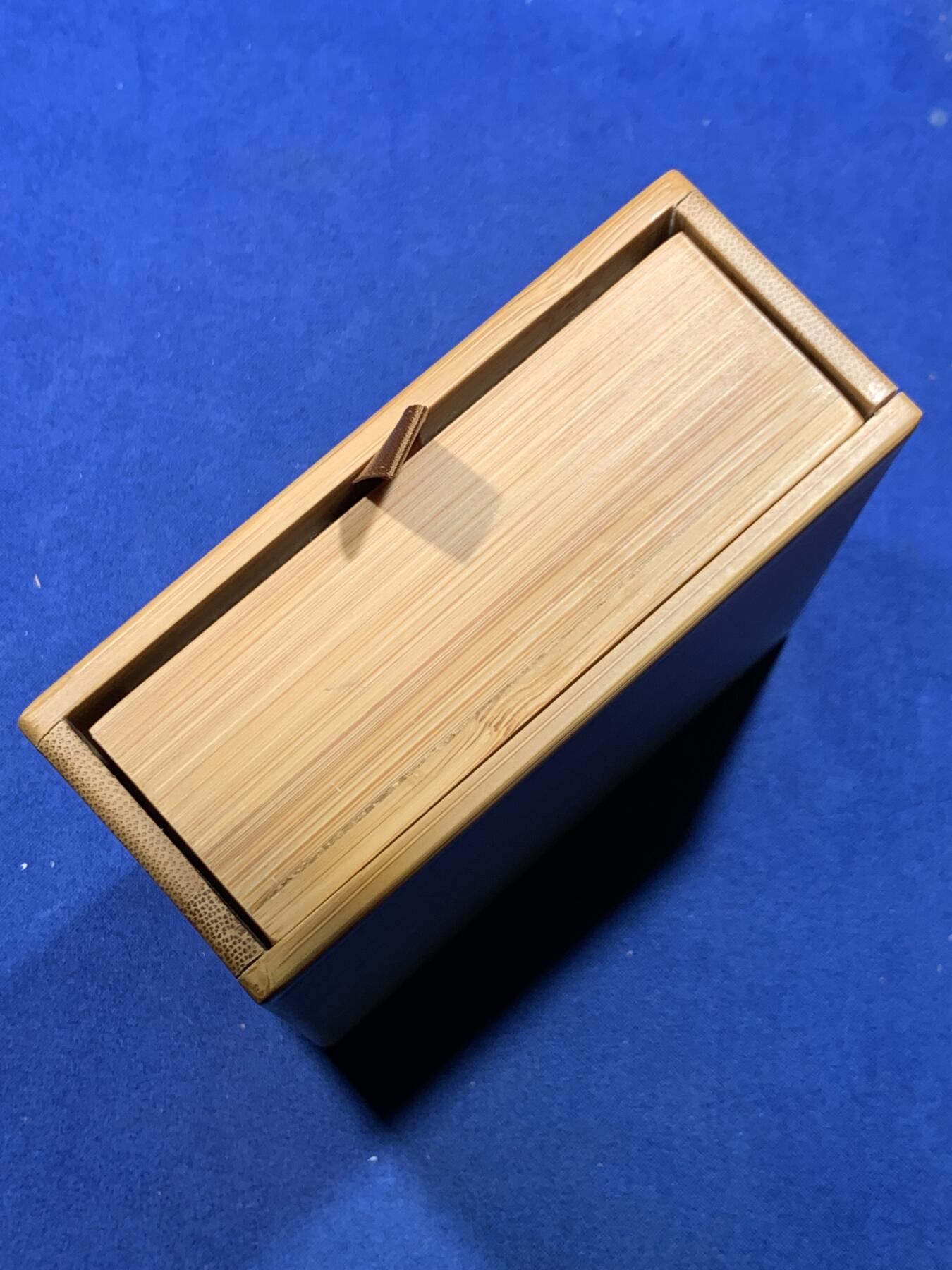 《竞宝斋》第475场 周日，周一 2场连拍 （全场包邮）欢迎送拍 芬兰大铜章 1984年 芬兰政治家恩斯特·帕尔梅 曾任芬兰农业部长 直径73.5mm 重量494.5g 附带竹制收纳盒 细节见图