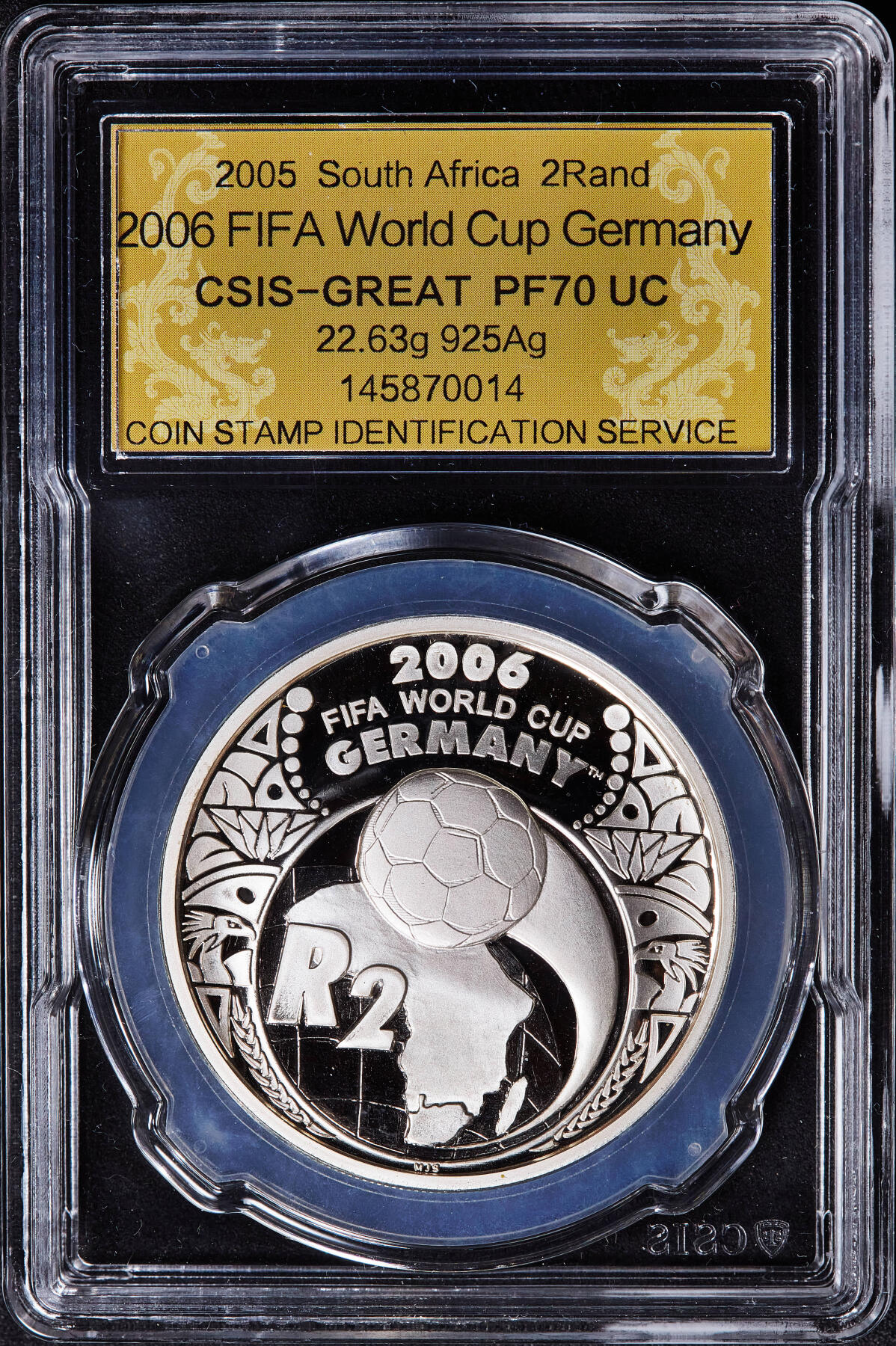 【俄甄集藏】2026年(050)04-01星期三 晚 19:30 全场包邮 南非2005年纪念06年德国世界杯足球赛2兰特精制大银币，信泰 PF70UC，重33.626克，925银，发行量14337枚，标签错误
