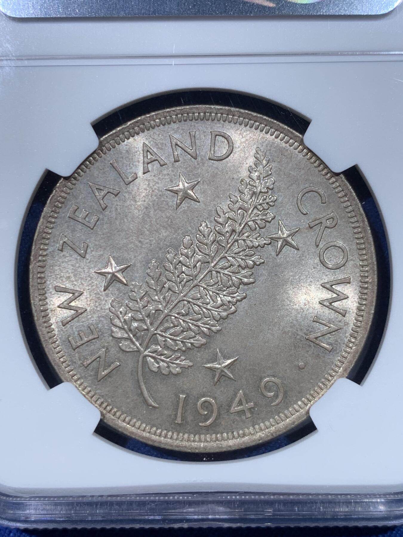 《竞宝斋》第475场 周日，周一 2场连拍 （全场包邮）欢迎送拍 NGC MS64 新西兰1949年乔治六世皇家访问1克朗纪念银币，淡灰包浆，微光闪烁。