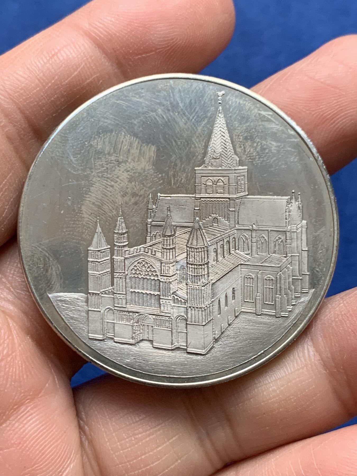 《竞宝斋》第475场 周日，周一 2场连拍 （全场包邮）欢迎送拍 英国罗切斯特大教堂纪念章 33.2克 44mm 带盒