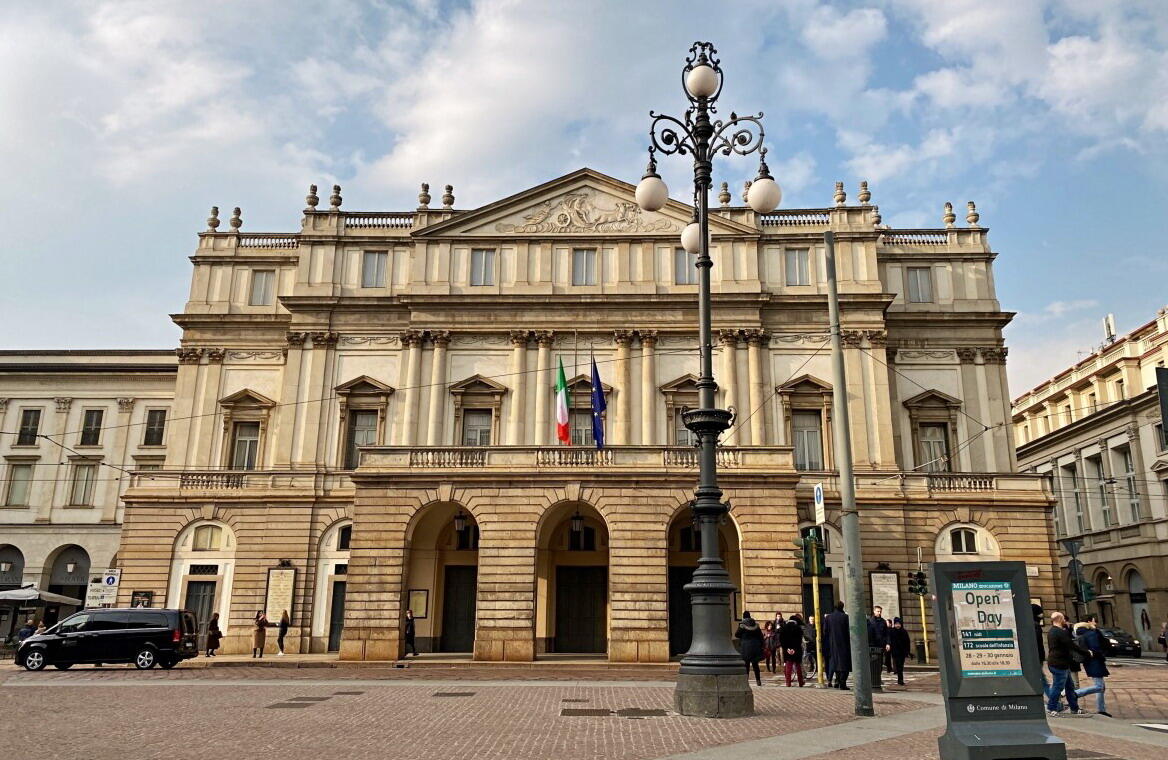 【俄甄集藏】2026年(050)04-01星期三 晚 19:30 全场包邮 意大利2004年R版纪念普契尼歌剧名作《蝴蝶夫人》米兰首演百年5欧元银币，NGC MS68，重18克，925银，发行量13500枚，背图为米兰市中心的斯卡拉大剧院