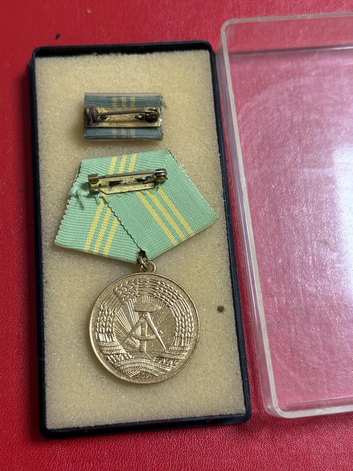 韵星假日军品类拍卖第50期 民主德国金级内务部武装力量忠诚服务奖章带原盒略