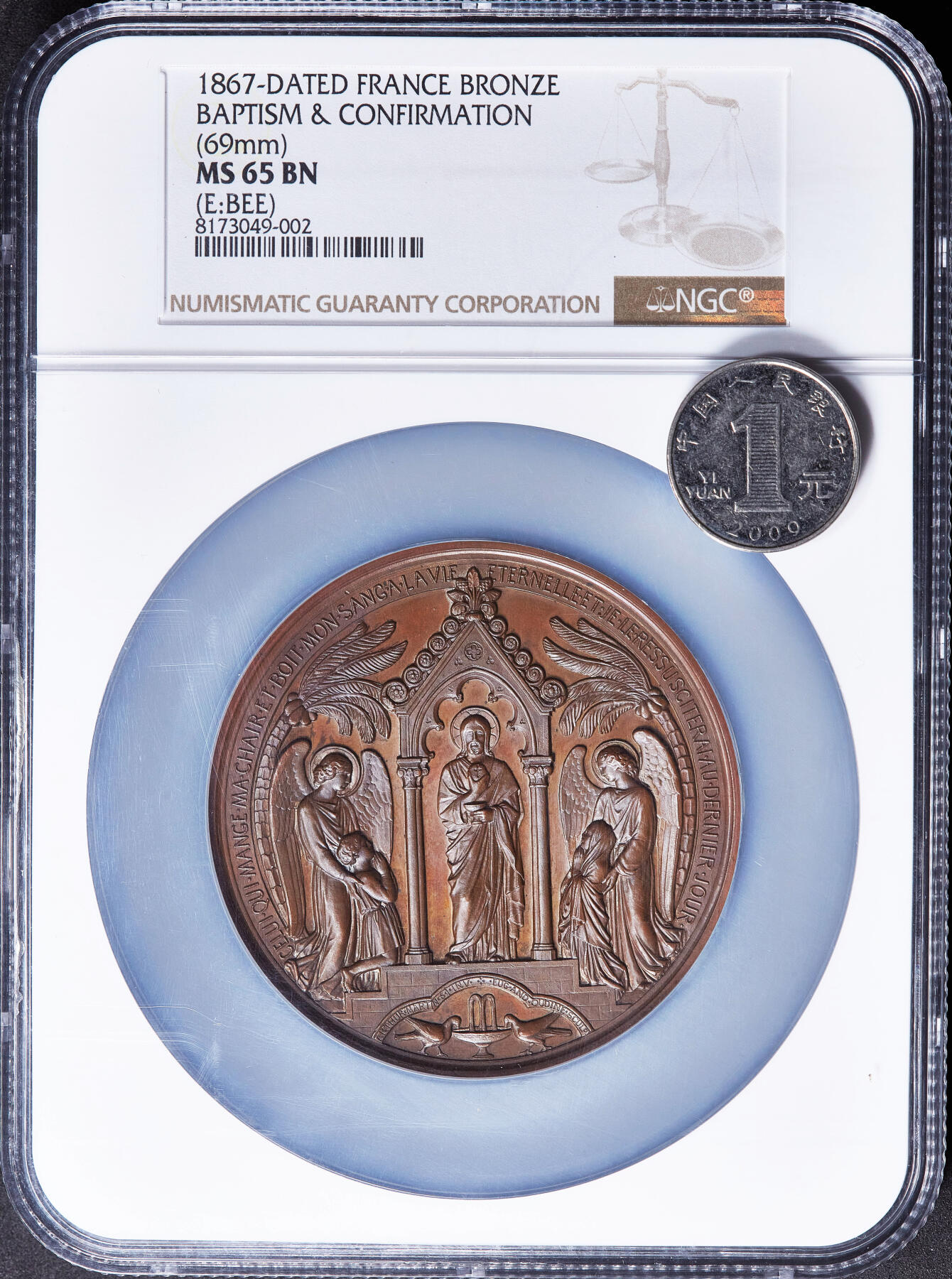 【俄甄集藏】2026年(050)04-01星期三 晚 19:30 全场包邮 法国1867年新古典主义天主教洗礼大铜章，NGC MS65，高浮雕，巧克力包浆，设计华丽，顶级品相，展现天主教洗礼的三大圣事，受洗、初领圣体、坚振圣事，蜜蜂铭，直径：69mm