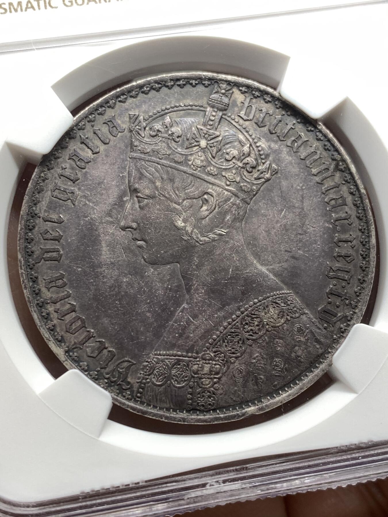 《竞宝斋》第475场 周日，周一 2场连拍 （全场包邮）欢迎送拍 NGC PF53 英国1847年哥特克朗，原味老包浆，NGC严评，外拍节节攀升，上车哥特好机会