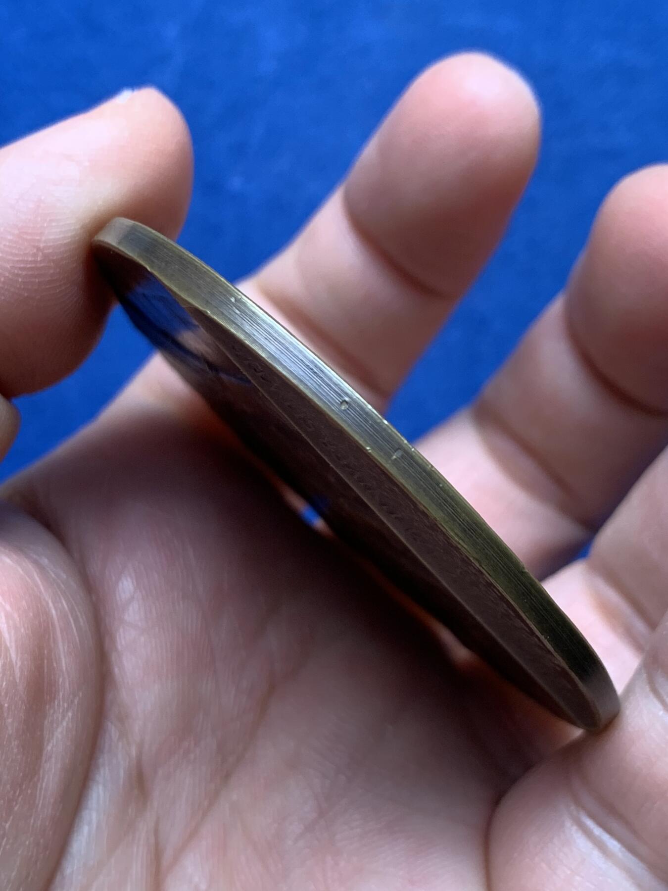 《竞宝斋》第475场 周日，周一 2场连拍 （全场包邮）欢迎送拍 1921年美国铸造比利时鲁汶大学图书馆纪念章，该纪念章英国帝国战争博物馆有藏，极具历史背景和意义，值得收藏品鉴，少见品。正面文字：（拉丁语，意为“美国于1921年恢复人道精神”）。图案：美国白头鹰立于盾徽之上，盾徽内是圣母与圣子像，两侧分别嵌有美国国旗纹章和比利时雄狮纹章，象征美比两国的联结。背面：（拉丁语，意为“1914年被德国军队焚毁的鲁汶大学图书馆”）。图案：刻画鲁汶大学图书馆内部的罗马式拱