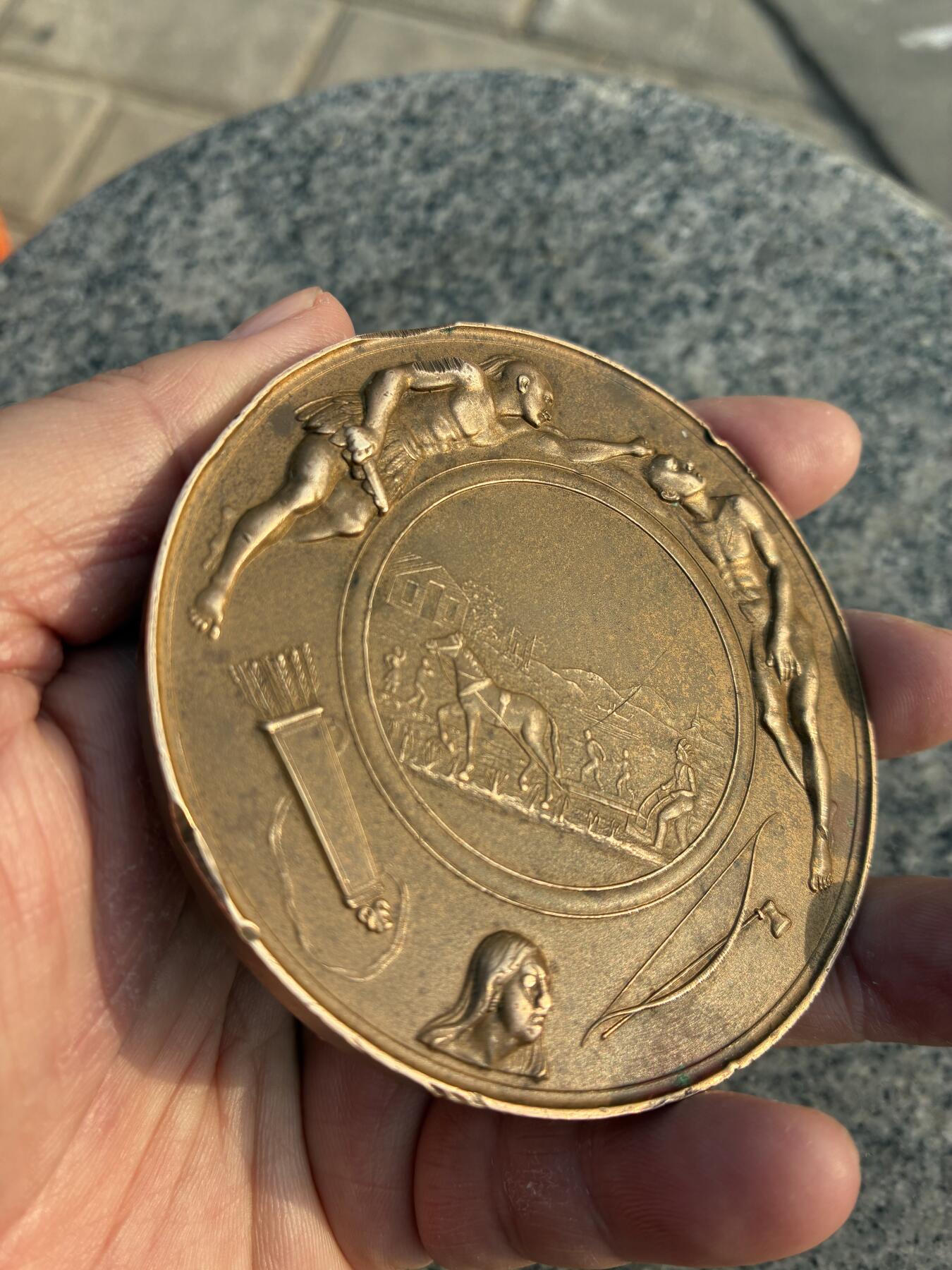 林肯印第安和平纪念铜章，美国历史题材，铜质，直径约7.2cm。正面林肯总统半身像，周围英文，下方1862年，背面原住民和平场景，细节丰富，雕刻清晰。