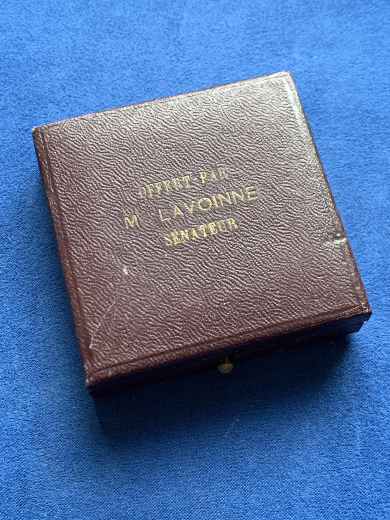 《竞宝斋》第475场 周日，周一 2场连拍 （全场包邮）欢迎送拍 法国雄鸡头盔玛丽安娜镀银铜章 39.3克 44.5mm 三角铜标 带盒（盒子盖不紧）