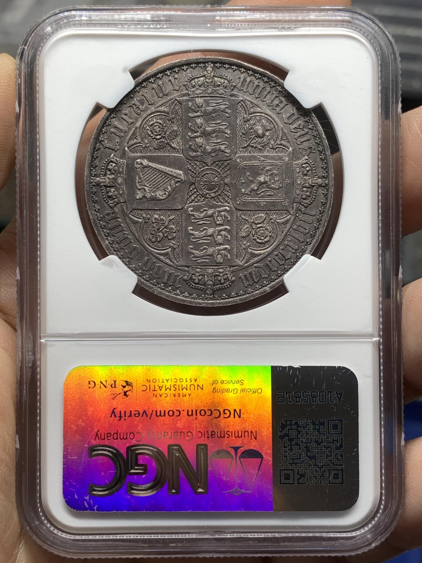 《竞宝斋》第475场 周日，周一 2场连拍 （全场包邮）欢迎送拍 NGC PF53 英国1847年哥特克朗，原味老包浆，NGC严评，外拍节节攀升，上车哥特好机会