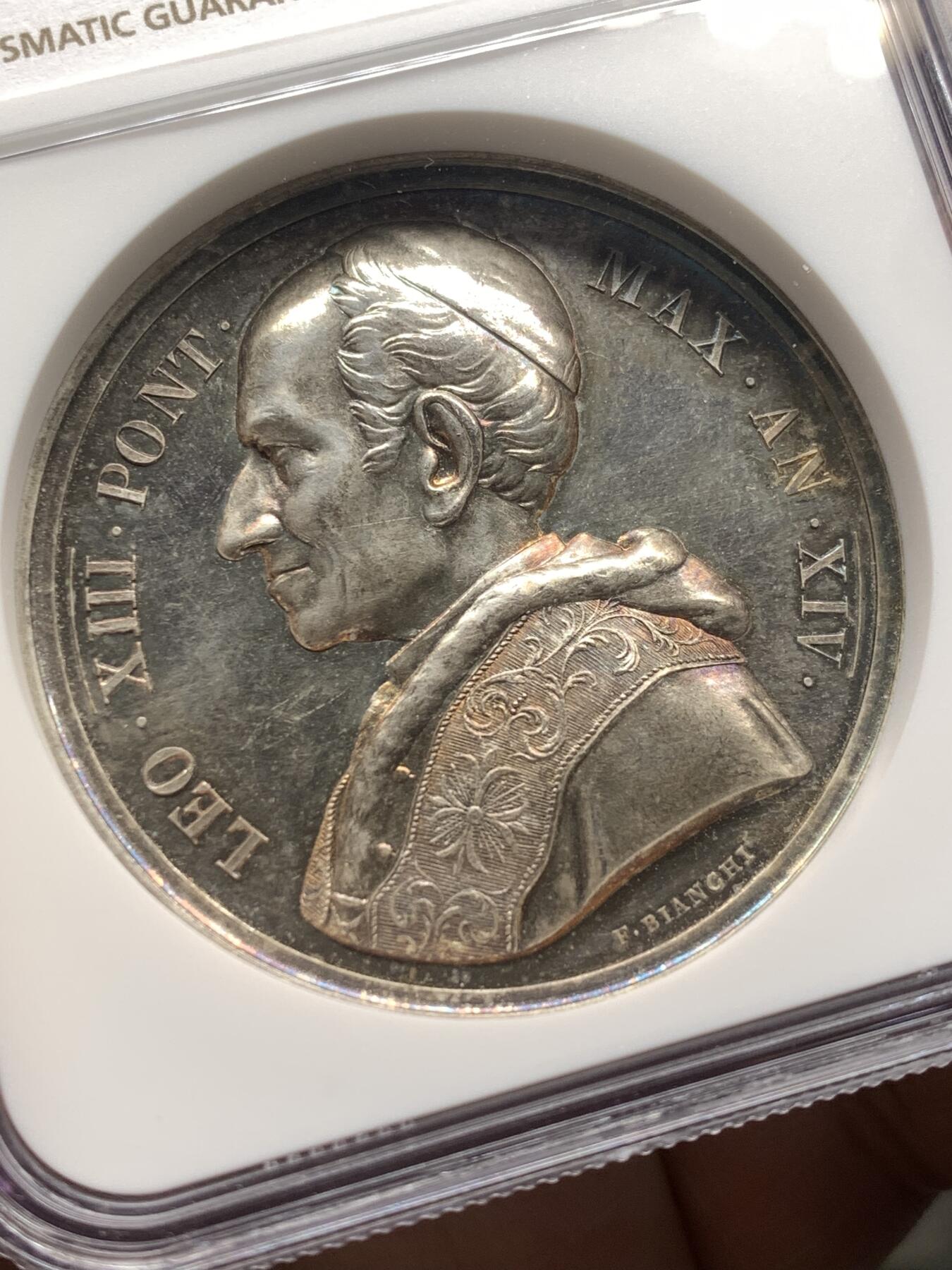 《竞宝斋》第475场 周日，周一 2场连拍 （全场包邮）欢迎送拍 NGC MS63 梵蒂冈1890教皇利奥十三世纪念银章 PL底板 包浆五彩 加厚盒