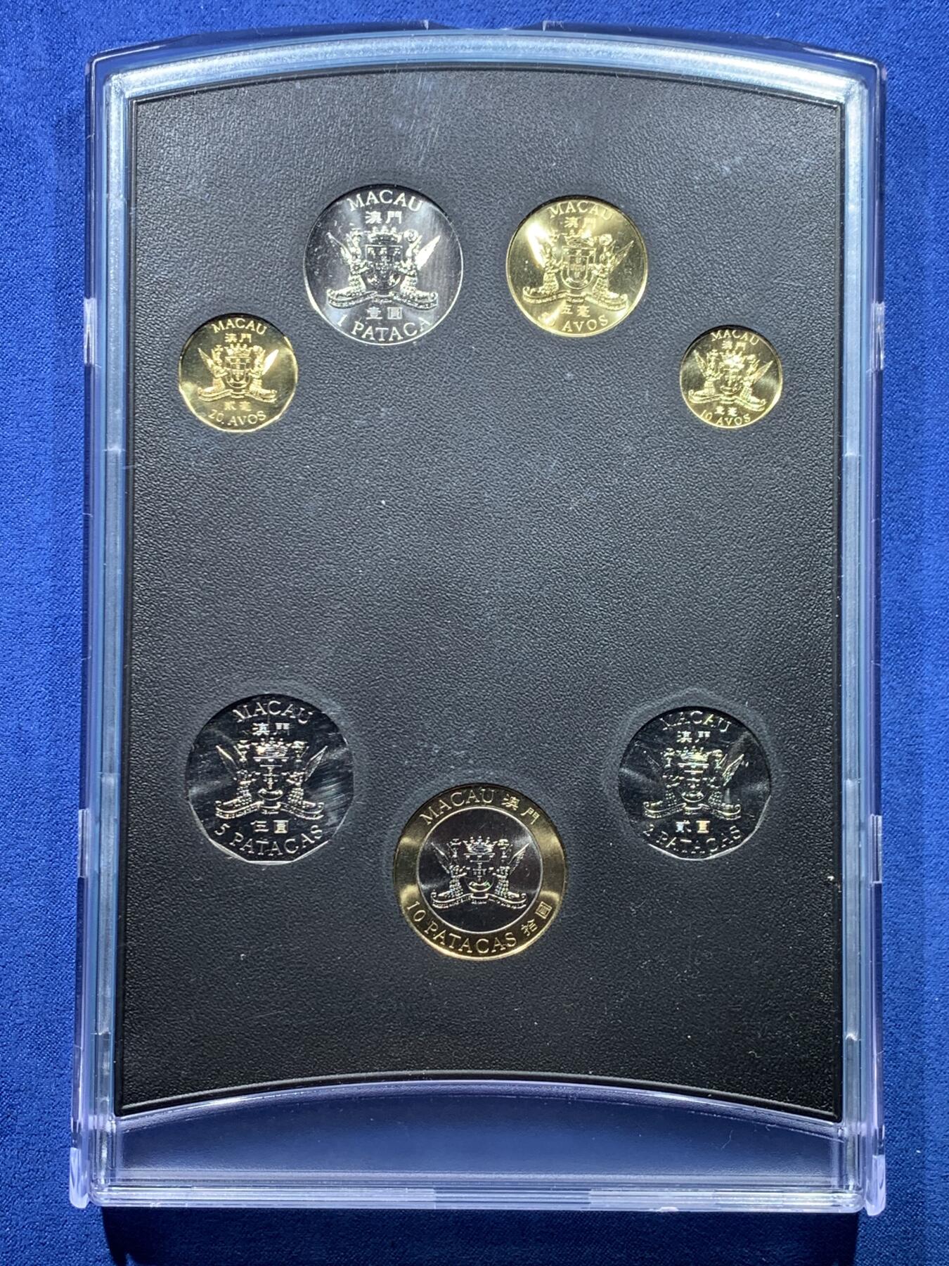 《竞宝斋》第475场 周日，周一 2场连拍 （全场包邮）欢迎送拍 澳门 1999年官方回归版纪念套币 盒证全 内盒定位卡槽坏了 外盒袋子拆了，内盒未开