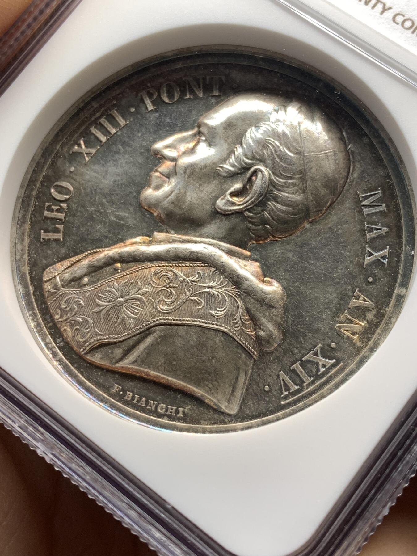 《竞宝斋》第475场 周日，周一 2场连拍 （全场包邮）欢迎送拍 NGC MS63 梵蒂冈1890教皇利奥十三世纪念银章 PL底板 包浆五彩 加厚盒