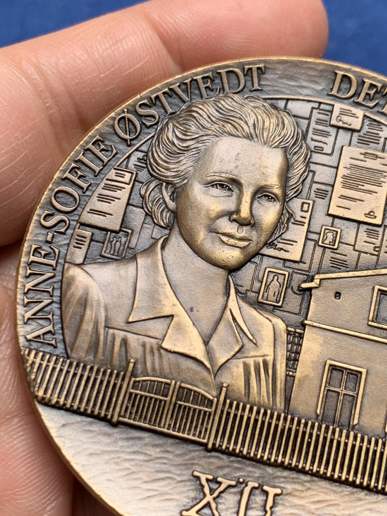 《竞宝斋》第475场 周日，周一 2场连拍 （全场包邮）欢迎送拍 挪威铜章 未知年份 二战时期挪威秘密组织XU 正面为姓名和“必须去做” 背面为“为自由而战” 直径61.4mm 重量109.3g