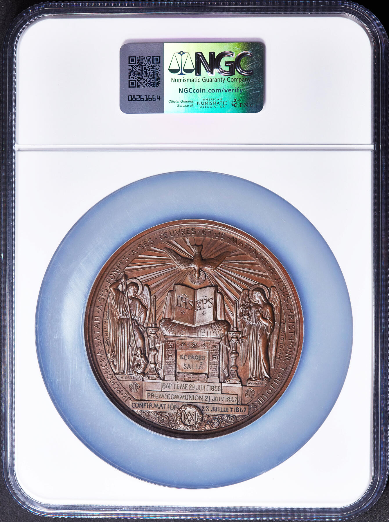 【俄甄集藏】2026年(050)04-01星期三 晚 19:30 全场包邮 法国1867年新古典主义天主教洗礼大铜章，NGC MS65，高浮雕，巧克力包浆，设计华丽，顶级品相，展现天主教洗礼的三大圣事，受洗、初领圣体、坚振圣事，蜜蜂铭，直径：69mm