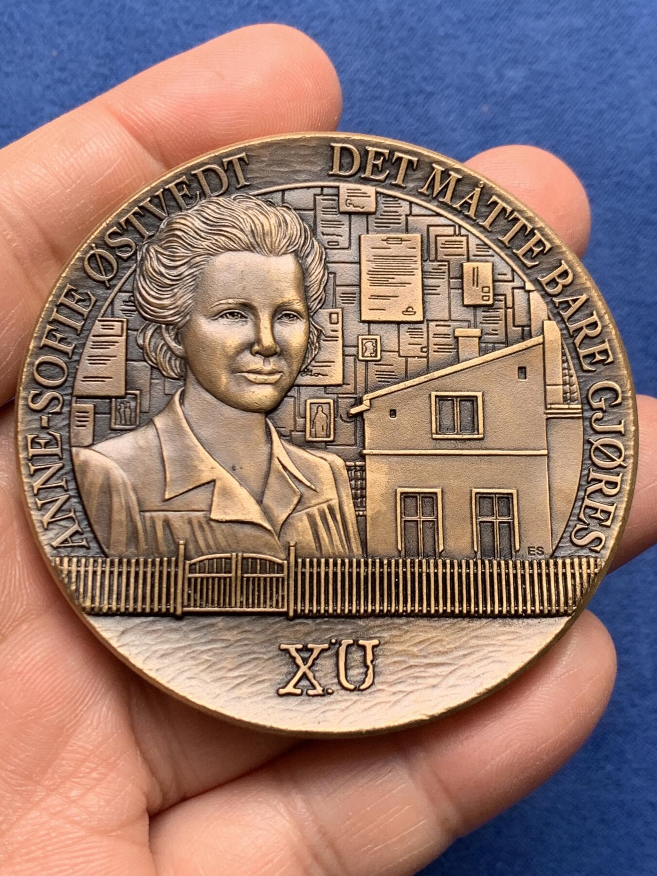 《竞宝斋》第475场 周日，周一 2场连拍 （全场包邮）欢迎送拍 挪威铜章 未知年份 二战时期挪威秘密组织XU 正面为姓名和“必须去做” 背面为“为自由而战” 直径61.4mm 重量109.3g