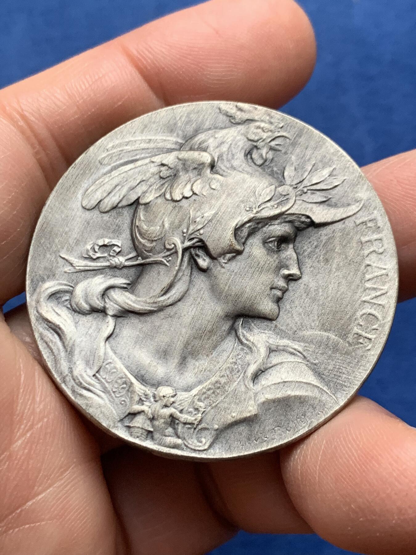 《竞宝斋》第475场 周日，周一 2场连拍 （全场包邮）欢迎送拍 法国雄鸡头盔玛丽安娜镀银铜章 39.3克 44.5mm 三角铜标 带盒（盒子盖不紧）