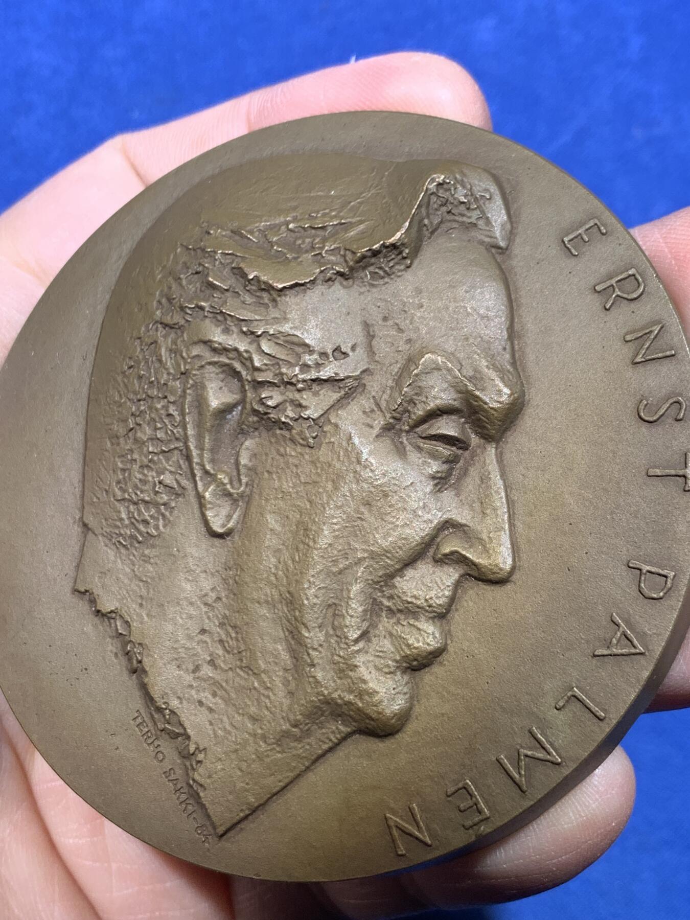 《竞宝斋》第475场 周日，周一 2场连拍 （全场包邮）欢迎送拍 芬兰大铜章 1984年 芬兰政治家恩斯特·帕尔梅 曾任芬兰农业部长 直径73.5mm 重量494.5g 附带竹制收纳盒 细节见图