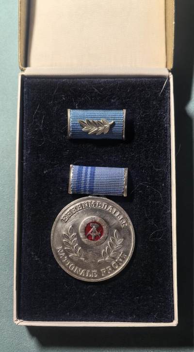 盛世勋华——号角文化勋章邮票专场拍卖第311期 - 东德民族解放阵线荣誉奖章 原盒带略