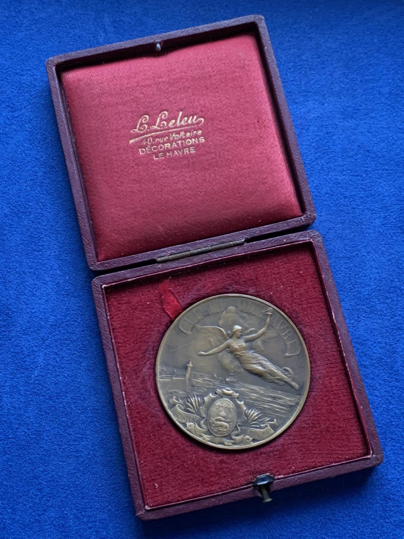 《竞宝斋》第475场 周日，周一 2场连拍 （全场包邮）欢迎送拍 法国勒阿弗尔拉弗洛特协会纪念铜章 53克 50.2mm 三角铜标 带盒