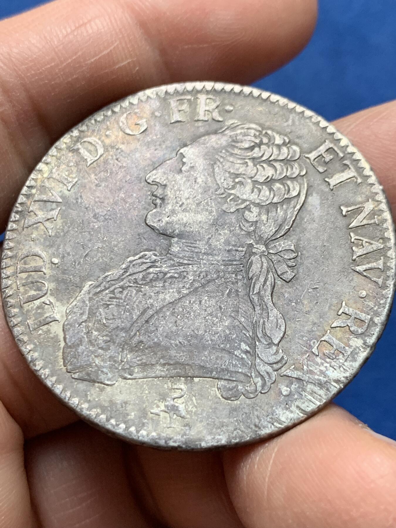 《竞宝斋》第475场 周日，周一 2场连拍 （全场包邮）欢迎送拍 法国1777年路易十六1埃居银币 29克 少许减重痕