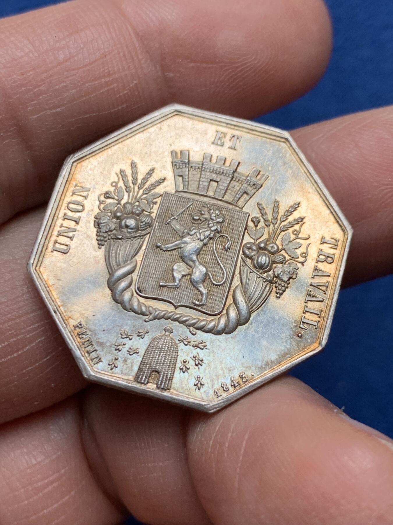 《竞宝斋》第475场 周日，周一 2场连拍 （全场包邮）欢迎送拍 法国1843年劳资调解委员会八角银质代币，手指ARGENT，12.85克，29.5mm