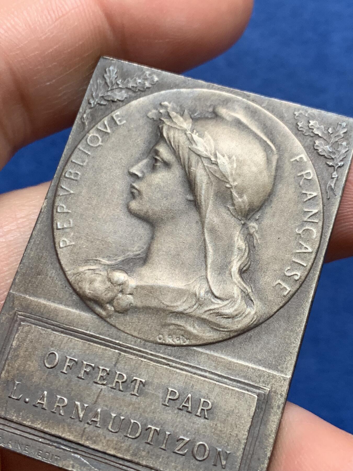 《竞宝斋》第475场 周日，周一 2场连拍 （全场包邮）欢迎送拍 玛丽安娜女神方型镀银铜章 41.2克 35*50.3mm 三角铜标 带盒 细节见图