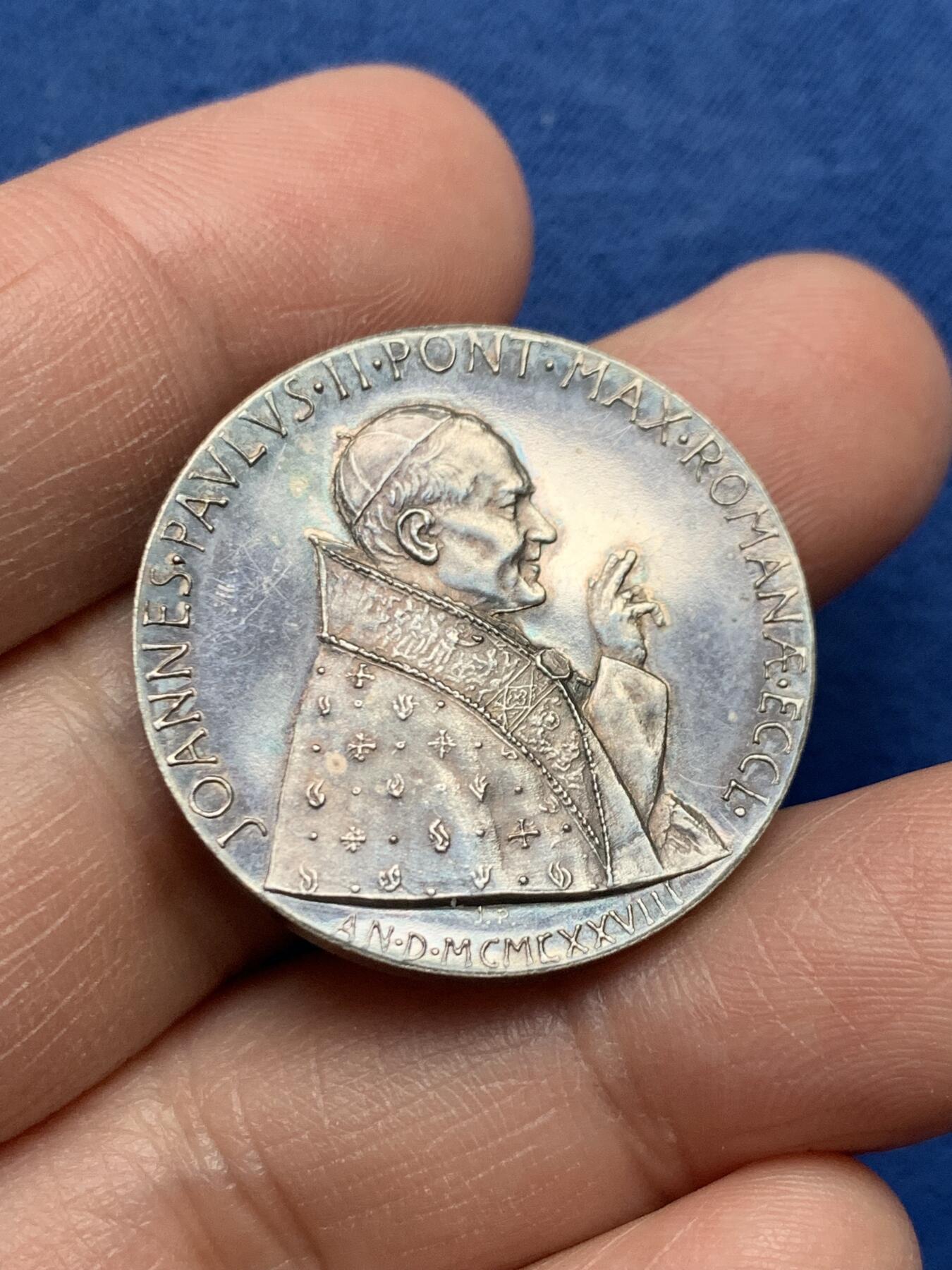 《竞宝斋》第475场 周日，周一 2场连拍 （全场包邮）欢迎送拍 米开朗基罗《哀悼基督》镀银铜章 重约12.9克 30mm