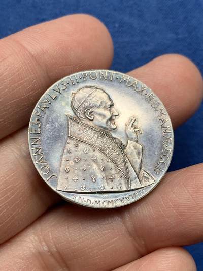 《竞宝斋》第475场 周日，周一 2场连拍 （全场包邮）欢迎送拍 - 米开朗基罗《哀悼基督》镀银铜章 重约12.9克 30mm