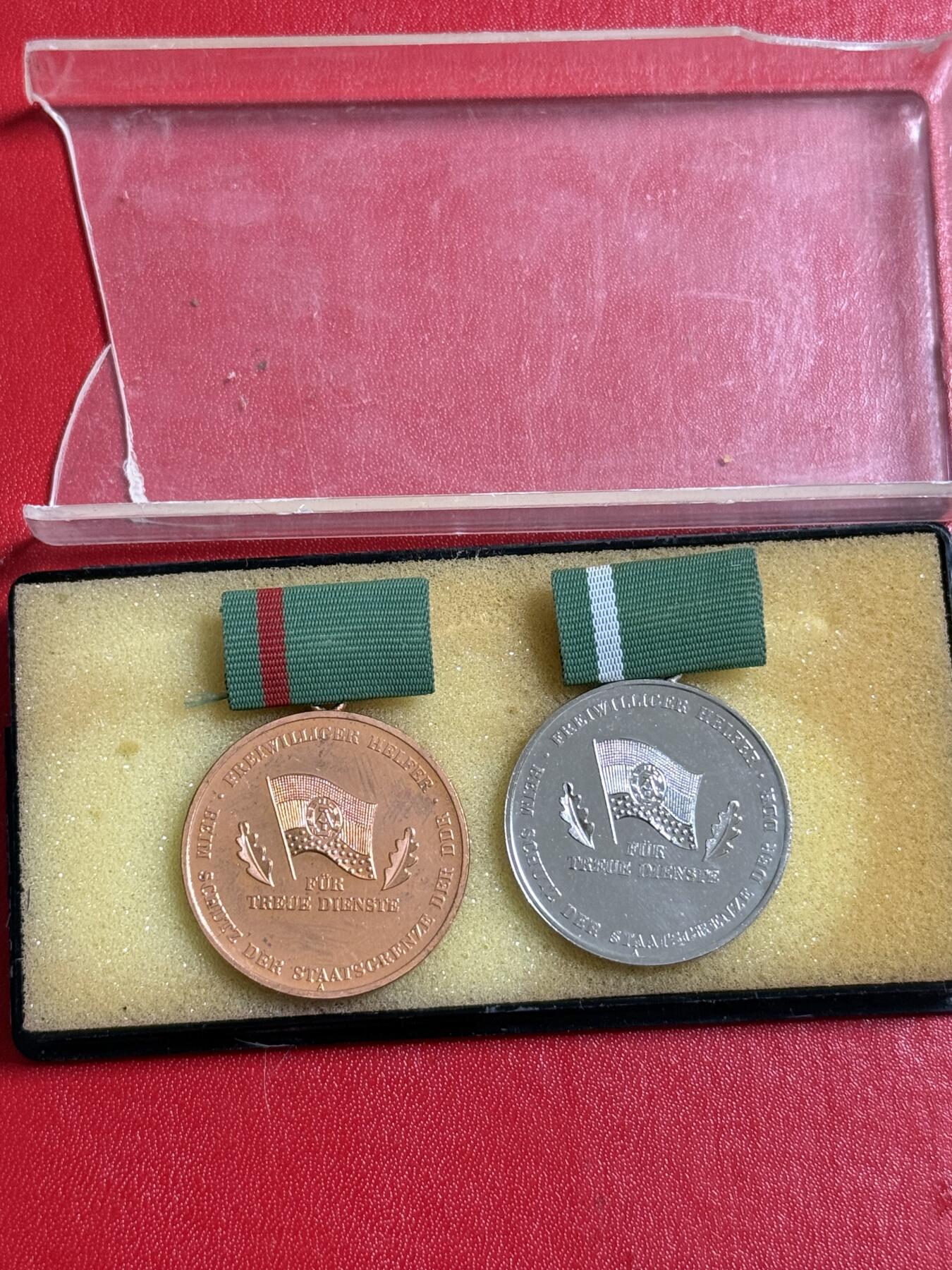 韵星假日军品类拍卖第50期 民主德国保卫国界志愿者忠诚服务奖章银铜级一组带盒