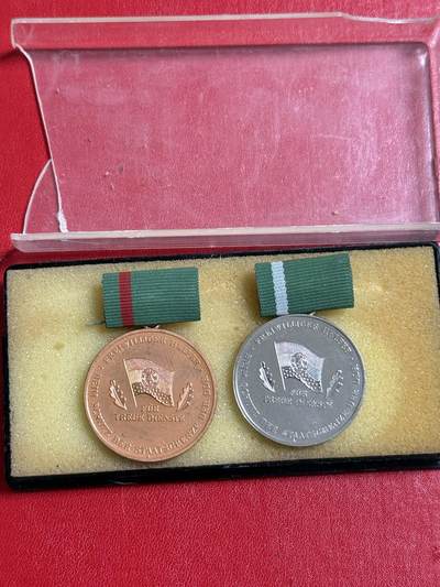 韵星假日军品类拍卖第50期 - 民主德国保卫国界志愿者忠诚服务奖章银铜级一组带盒