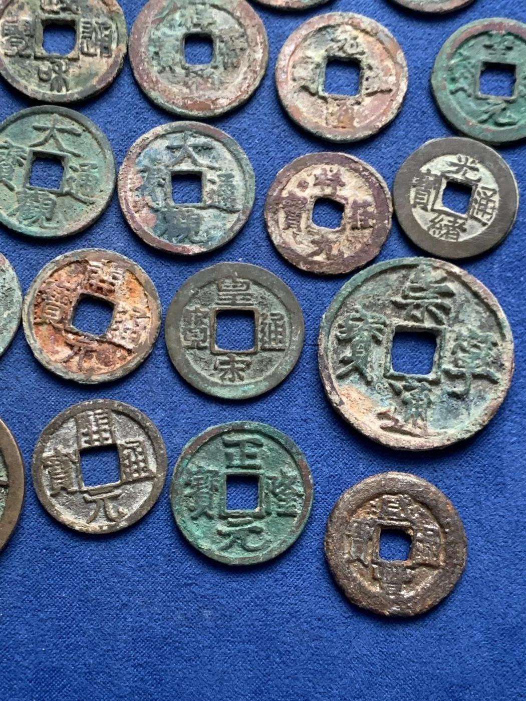 《竞宝斋》第475场 周日，周一 2场连拍 （全场包邮）欢迎送拍 32枚一组 古钱币 唐宋清等 细节见图