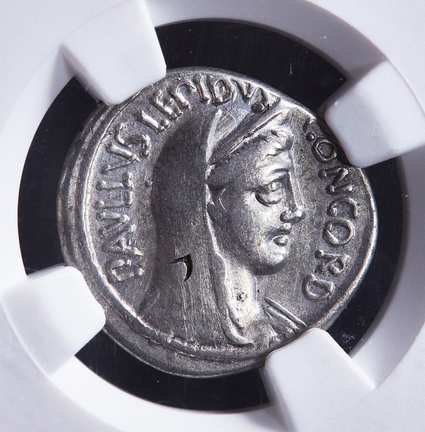 【俄甄集藏】2026年(050)04-01星期三 晚 19:30 全场包邮 古罗马共和国公元前62年和谐女神1第纳尔银币，NGC ChF(Str 5/5, Sur 2/5)，正面和谐女神披纱像，背面是井栏，装饰有竖琴和月桂枝，直径20mm，重3.81克