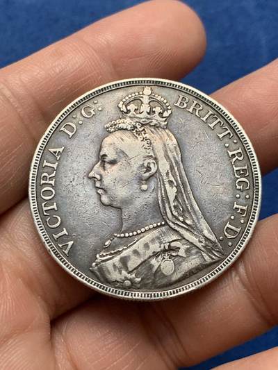 《竞宝斋》第475场 周日，周一 2场连拍 （全场包邮）欢迎送拍 - 英国1889年高冠马剑1克朗银币，黑包浆，细节还不错