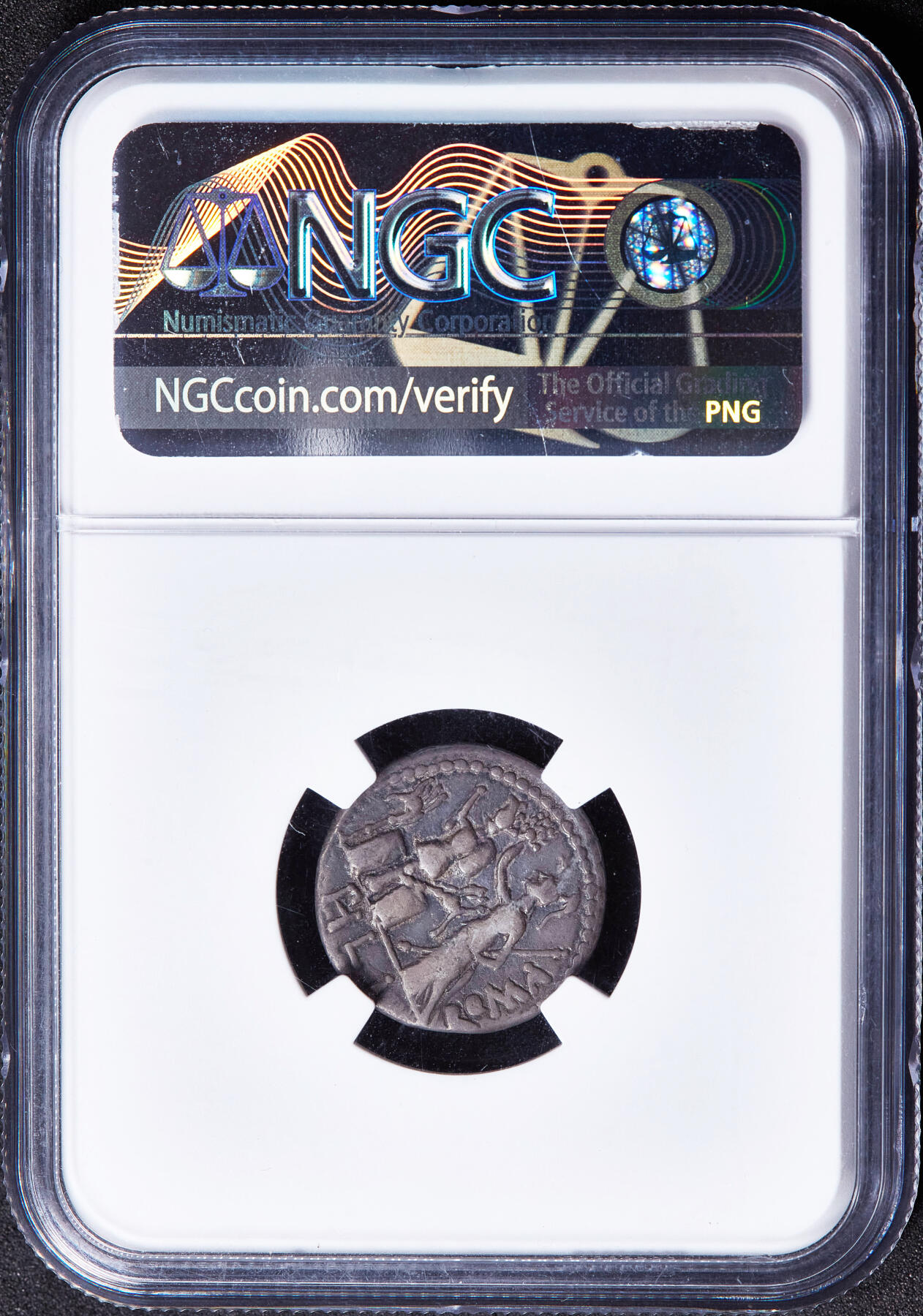 【俄甄集藏】2026年(050)04-01星期三 晚 19:30 全场包邮 古罗马共和国公元前120年1第纳尔双面神雅努斯纪念征服高卢记功银币，NGC VF(Str 4/5, Sur 3/5)，罗马造币厂打制，正面雅鲁斯两面神浓须头像，四周币文为制币官M. Furius L.f. Philus姓名缩写，背面右侧罗马女神站像，女神手持长矛及花环象征胜利的罗马一方，左侧为战胜高卢的战利品-兵器及高卢式长军号象征失败的高卢一方，老包浆难得，盒体边缘有小磕损，见详图